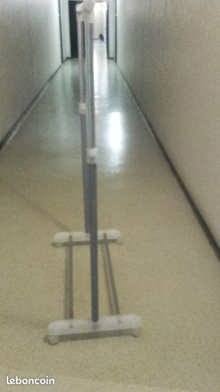 Portant vêtements (image 1)