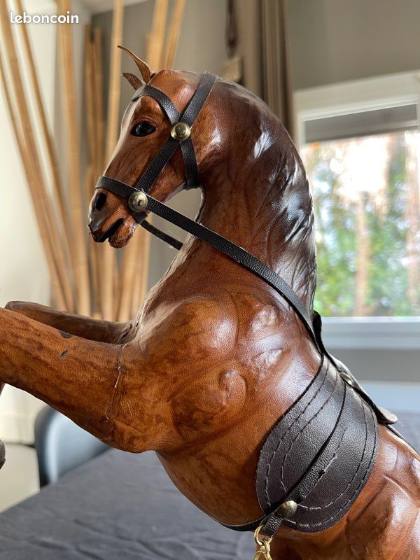 Sculpture d'animal cheval en cuir - En vente sur France