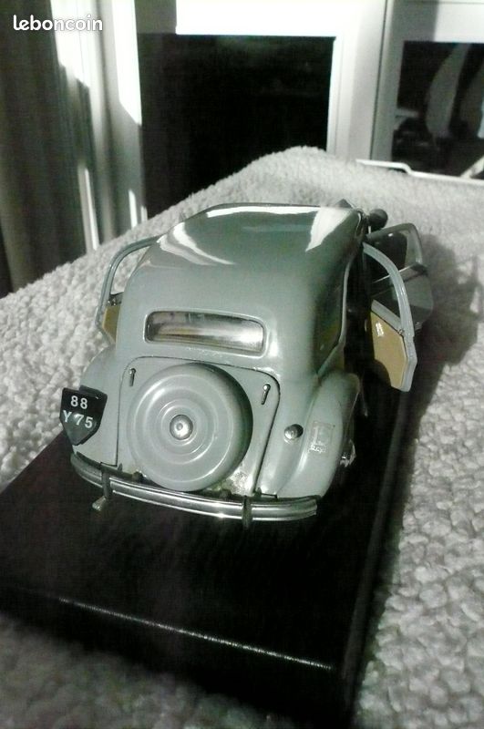 Modèle réduit Maisto 1 :18 Citroen 15 CV 6 cyl ( 1952) (image 4)