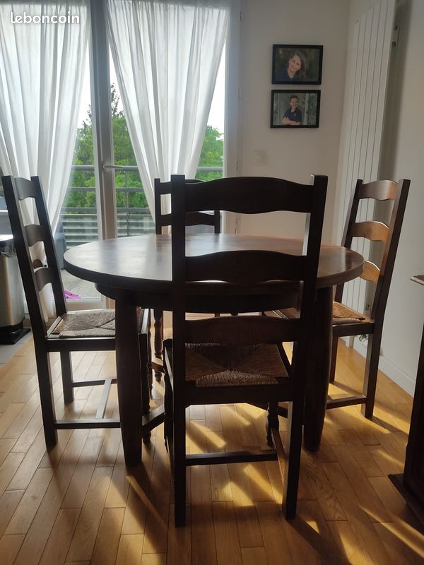 Table et chaises en bois (image 1)