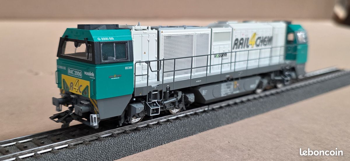 JMBricklayer 51106 - Train De Marchandises G2000 En Briques De Construction, Locomotive Diesel Européenne à Collectionner, Modèle 1980 Pièces, Voie Ferrée Incluse