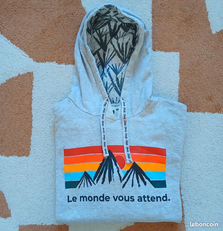 Sweat à capuche Ushuaïa "Le monde vous attend" | Taille L (image 1)