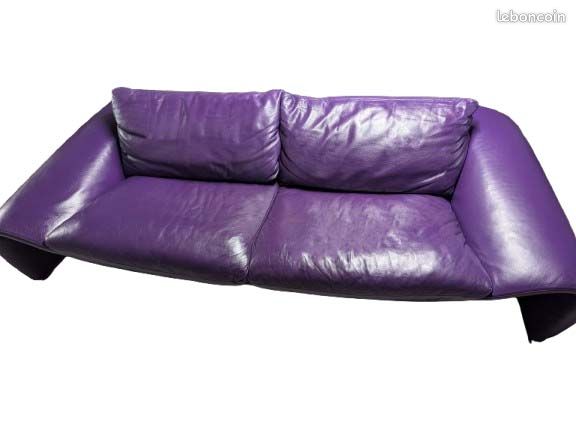 Canapé en cuir violet Château D’Ax design et original (image 1)