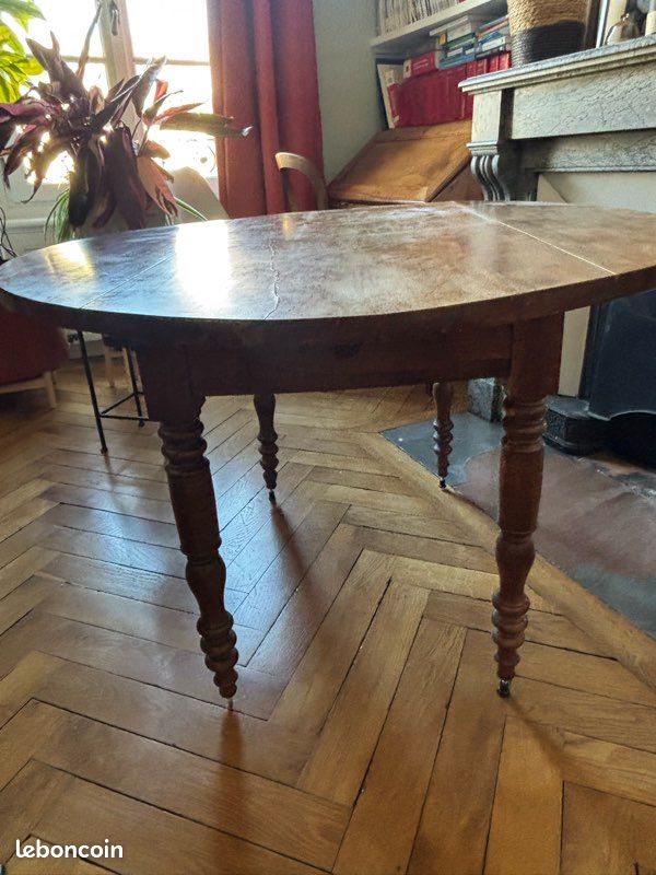 Table à volets diam 110 en noyer + 2 chaises en noyer (image 4)