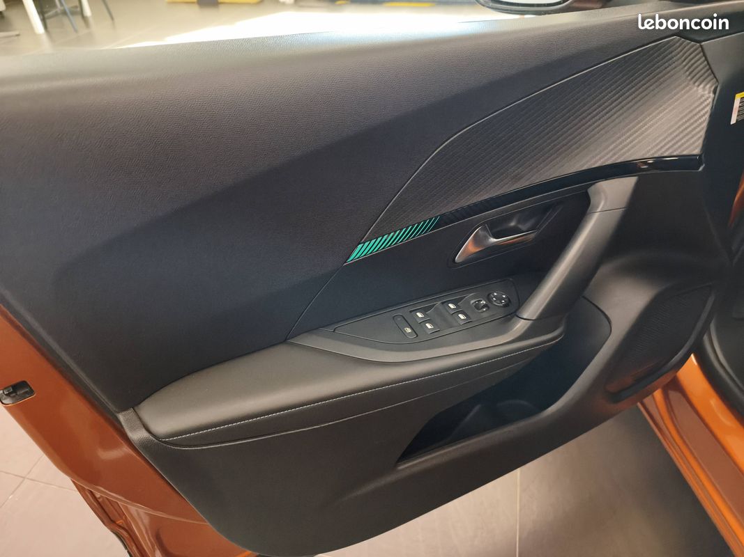 PEUGEOT 2008 BlueHDi 130 S&S EAT8 Allure (image 16)