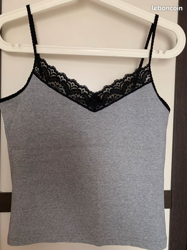 Haut féminin à bretelles et encolure style dentelle (image 1)