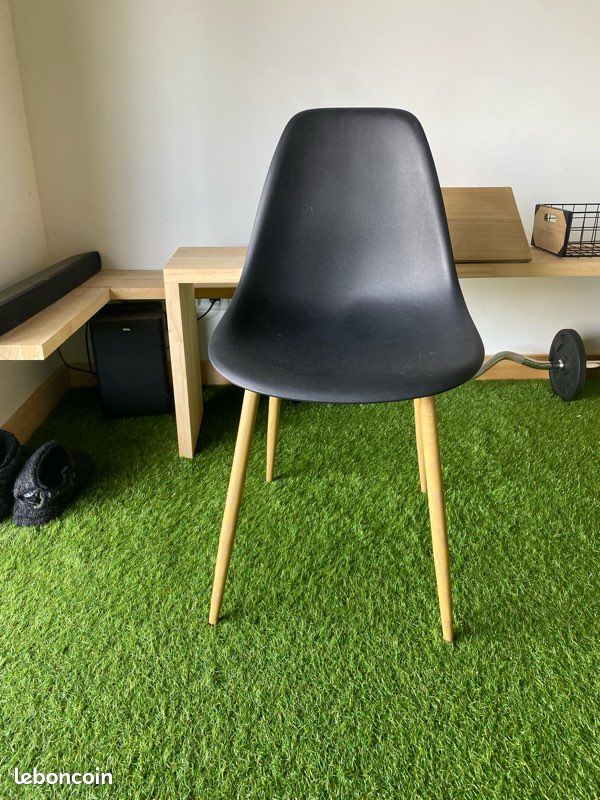 Chaise noire scandinave (image 1)