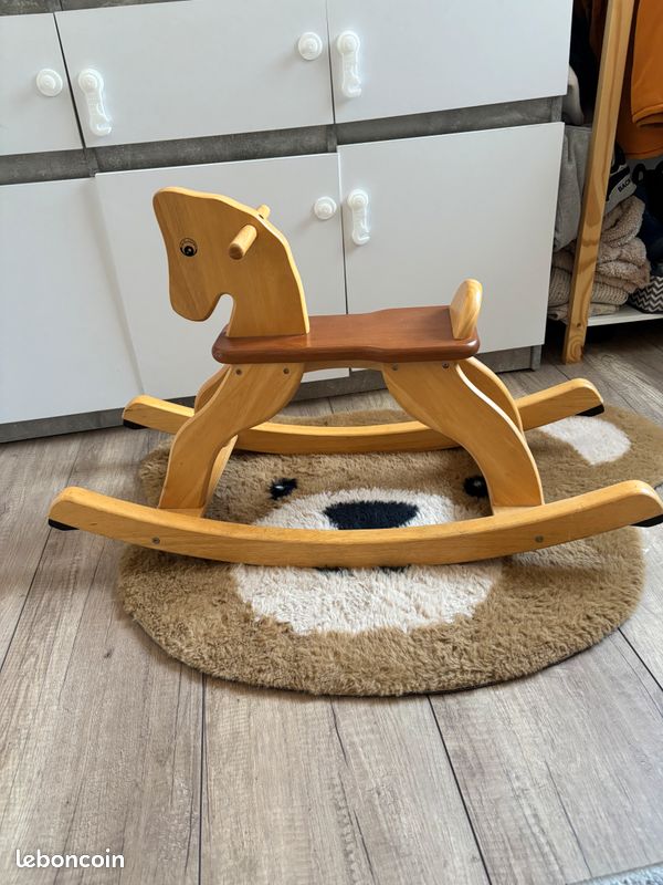 Cheval à bascule (image 1)