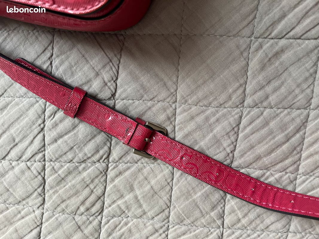Magnifique sac à bandoulière GUESS rose framboise bordeaux très bon état (image 5)