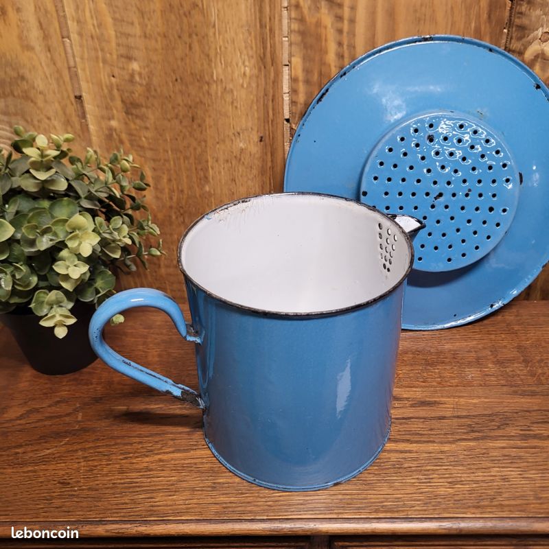 Ancienne Passoire émaillée Bleue, Manche Bois, Objet Déco Vintage