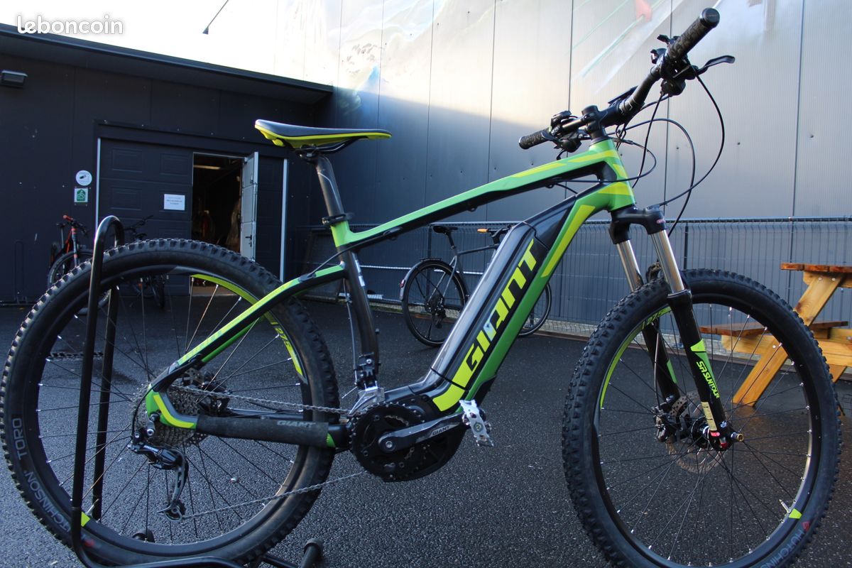 VTT électrique Giant dirt E+ moteur Yamaha 3850kms taille M 400wh