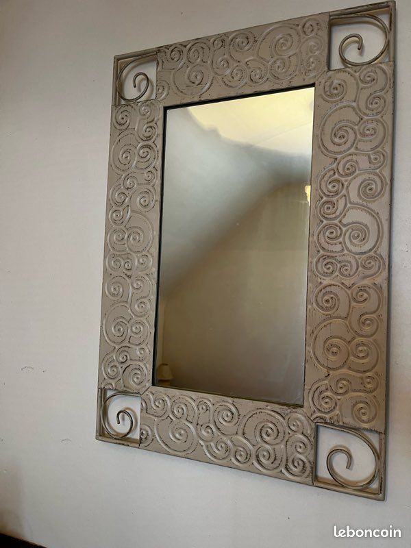 Miroir beige en métal à motif (image 1)