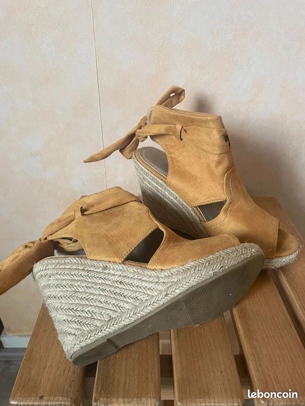 Talon Compensé Sandale A Talon Jaune Moutarde Chaussures à Talons