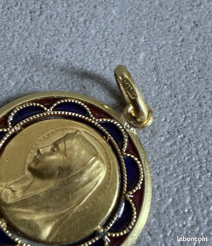 Collier En Or 18 Carats Avec Médaille Religieuse - Occasion - Or Massif