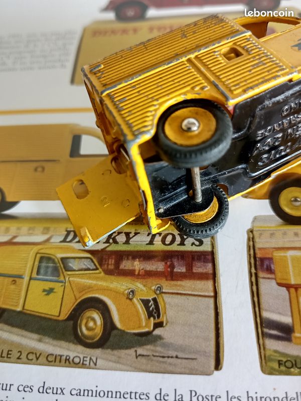 Dinky Toys Meccano France Citroen 2 CV gris clair et jantes crème - Collection
