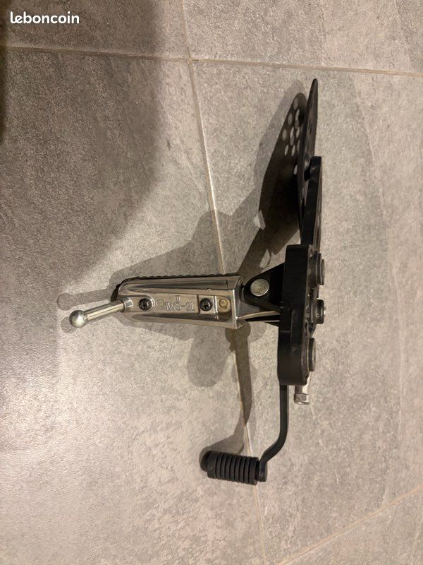 Platine Repose-pied Arrière Gauche Pour Scooter SYM TL 500 - Occasion