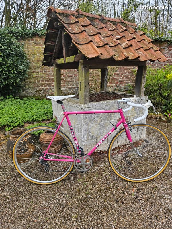 Vélo De Route Rose En Dessin De Style Vectoriel | Vecteur Premium