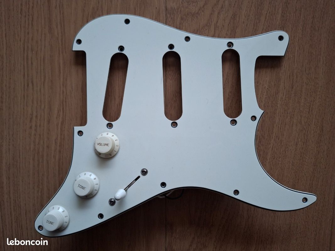Plaque pickguard Stratocaster Fender (image 1)
