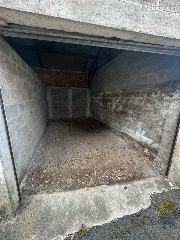 Box/garage · à Montmarault · 11 500 €