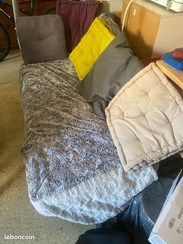 Je vends un divan plus rangement de vêtement au prix de 40 (image 2)