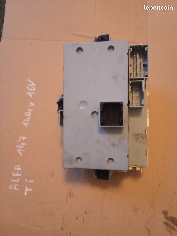Alfa Roméo 147 boîte à fusible conducteur , fuse box Alfa Roméo 147 sous volant (image 2)