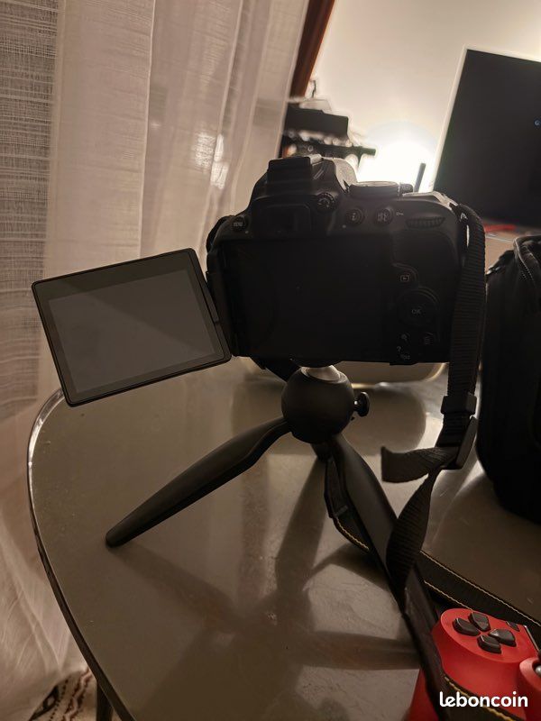 Nikon D5300 / 2 objectif 18-55mm + 50mm f1.8 / trépied / kit nettoyage (image 2)