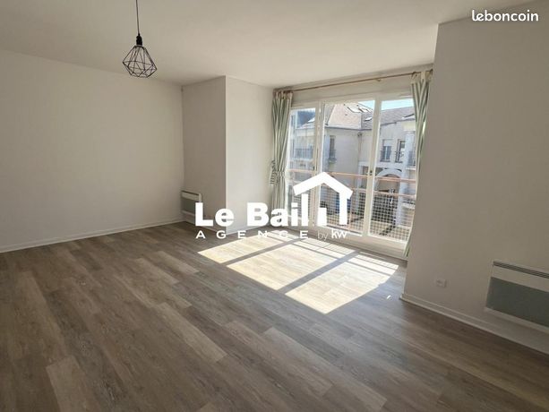 https://img.leboncoin.fr/api/v1/lbcpb1/images/18/2d/44/182d446bb923419a447528e0cdfe34278fa86e4f.jpg?rule=ad-image