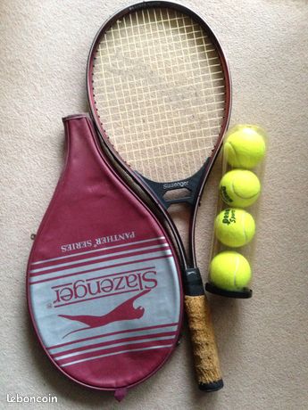 Raquettes De Tennis De Vintage Et Balle De Tennis De Slazenger Wimbledon Sur Le Court De Tennis D Herbe 95282185