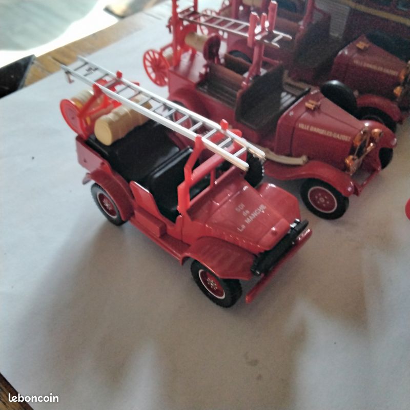 VÉHICULE POMPIERS SOLIDO SERIE HACHETTE RENAULT 4 F4