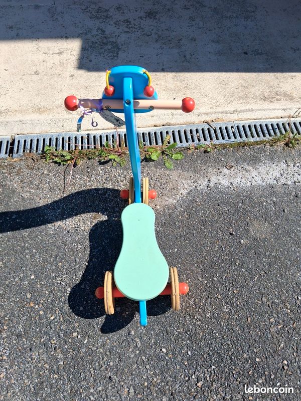 Trottinette de couleur en bois 3 roues de 2 -4 ans (image 3)