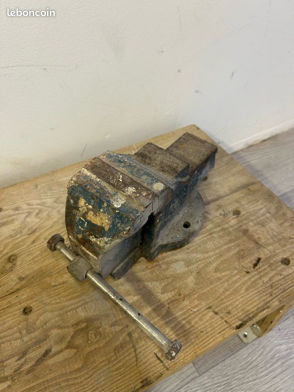 Lot de 3 anciens étaux en fonte – Bricolage / atelier (image 1)