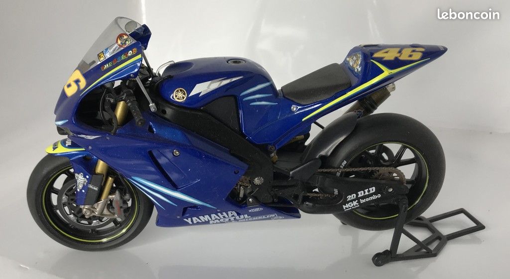 Modèle de moto de compétition GP Yamaha n°46 (image 4)
