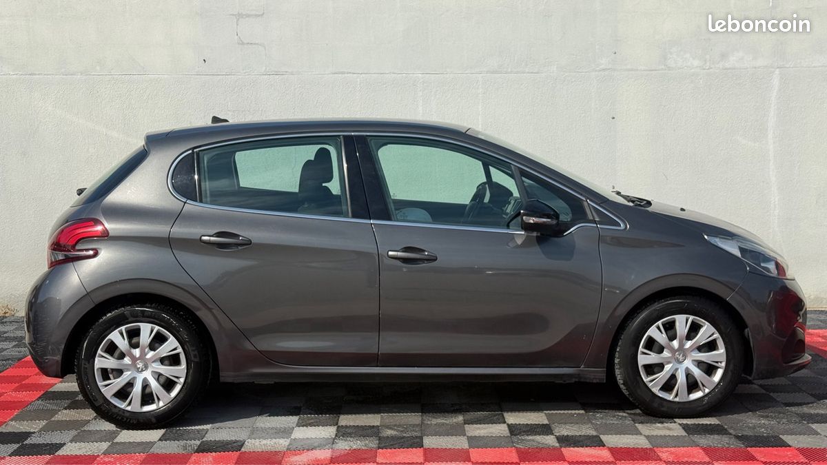 Peugeot 208 1.2 pure tech 82 allure 2018 (image 4)
