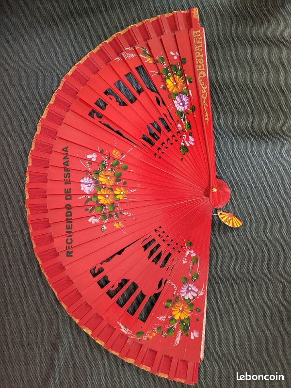Éventail Espanol en bois peint et tissu rouge avec taureau ajouré et fleurs peintes (image 1)