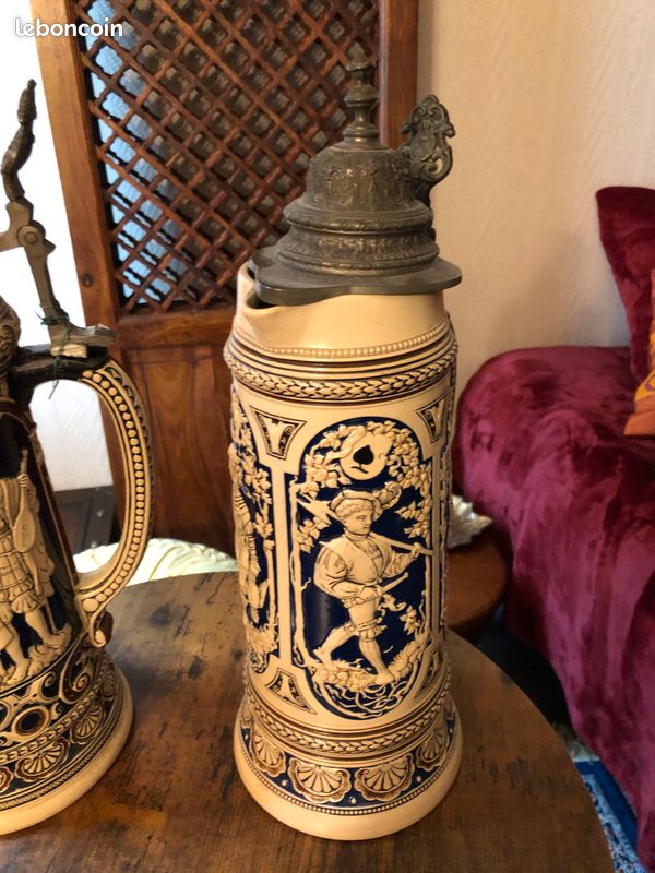 2 très belles chopes aux motifs mythologiques en relief bleu. Hauteur 40 cm dessus en métal (image 3)
