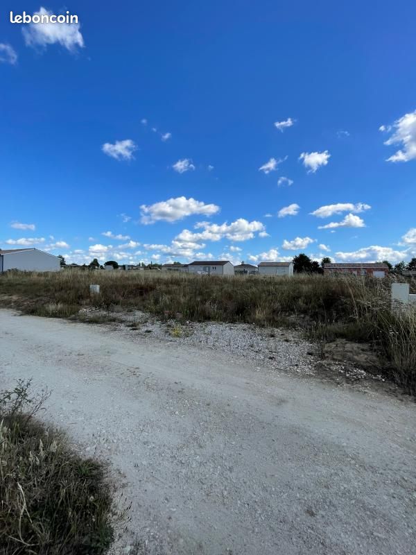 Terrain 640 m² Auros · 43 000 €