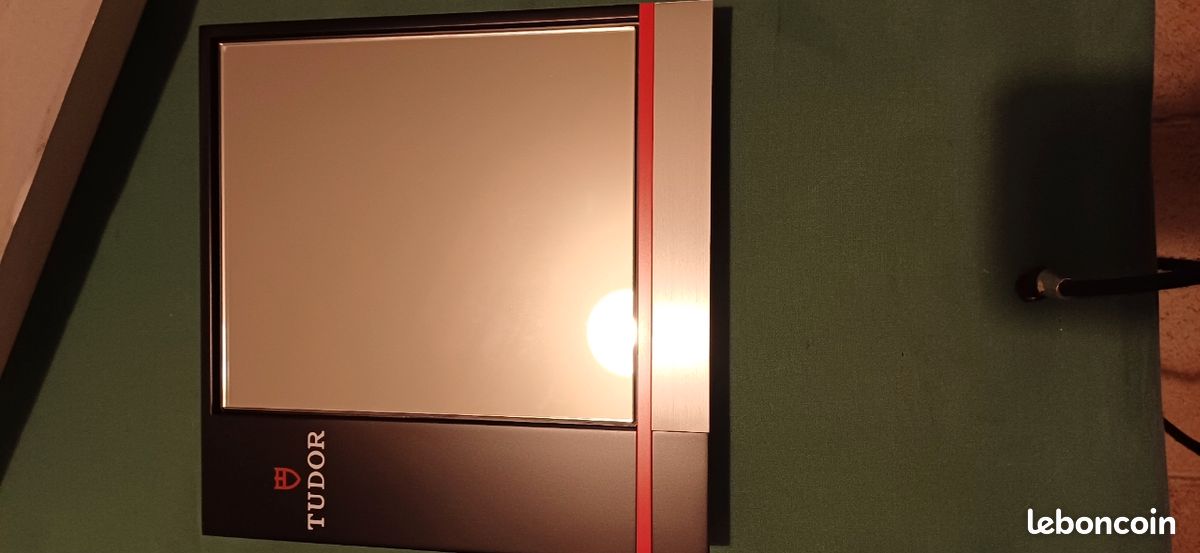 Miroir Tudor D'occasion - Dimensions 24,5 X 24,5 Cm, Hauteur 3,5 Cm - Fabriqué En France