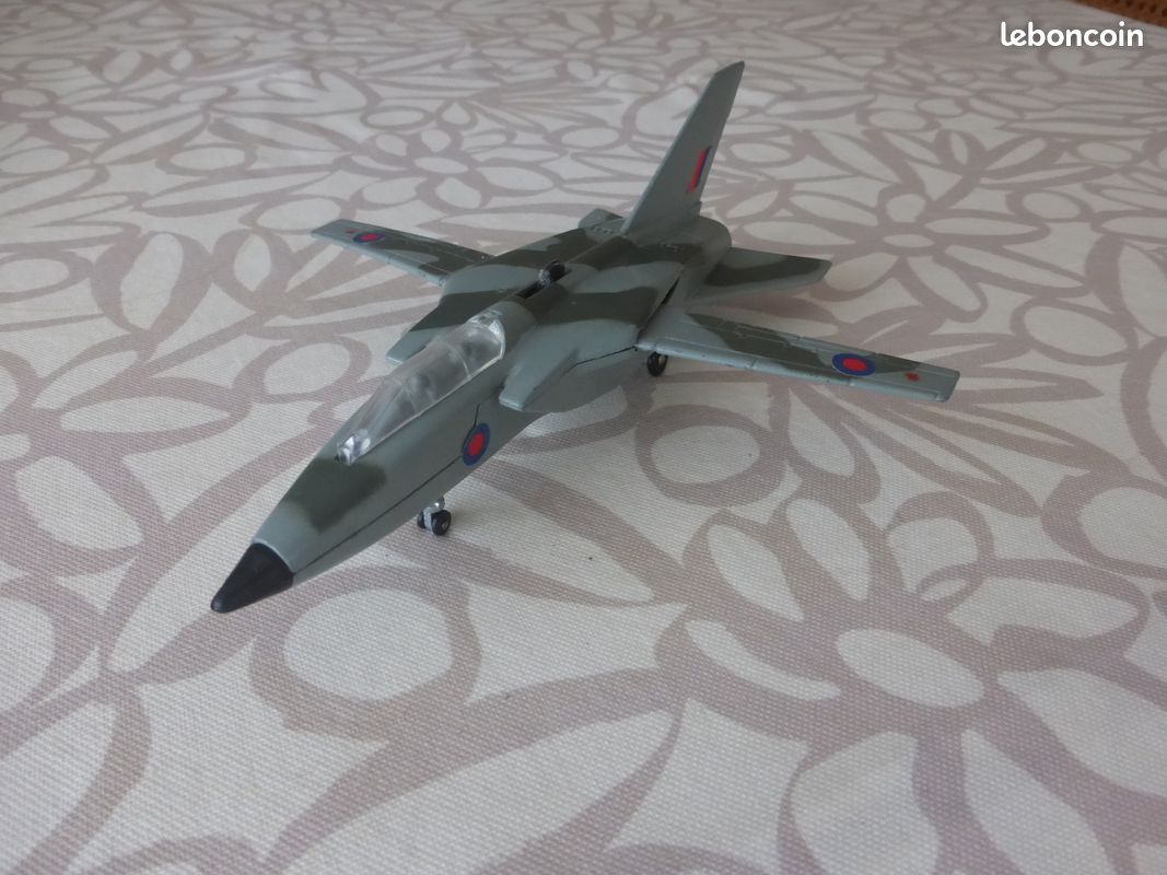 Dinky Toys avion 729 Multi Rôle Combat Aircraft (MRCA) Meccano made in GB les ailes sont a géométries variable grâce a une manette sur le fuselage (image 1)