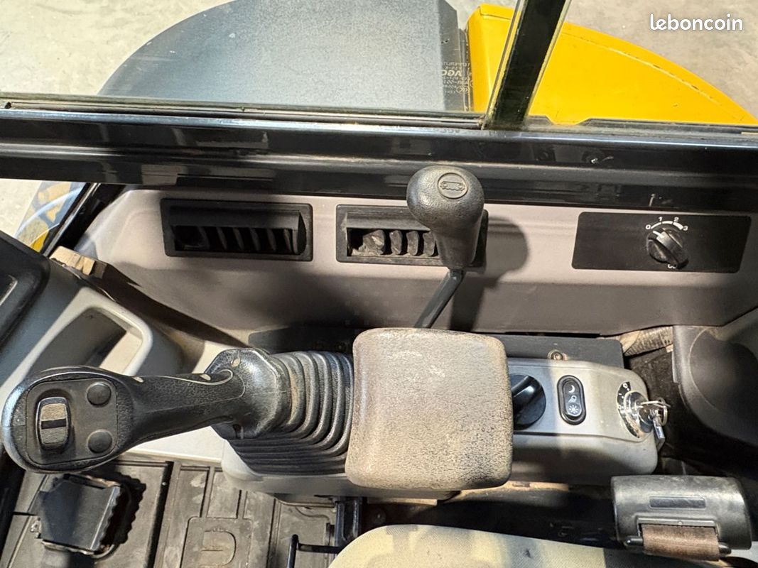 Komatsu PC30MR-5 (image 2)