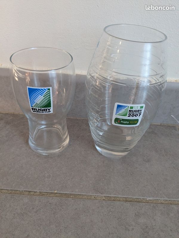 Un dessin d'un verre de bière avec un dessin au trait d'une bière
