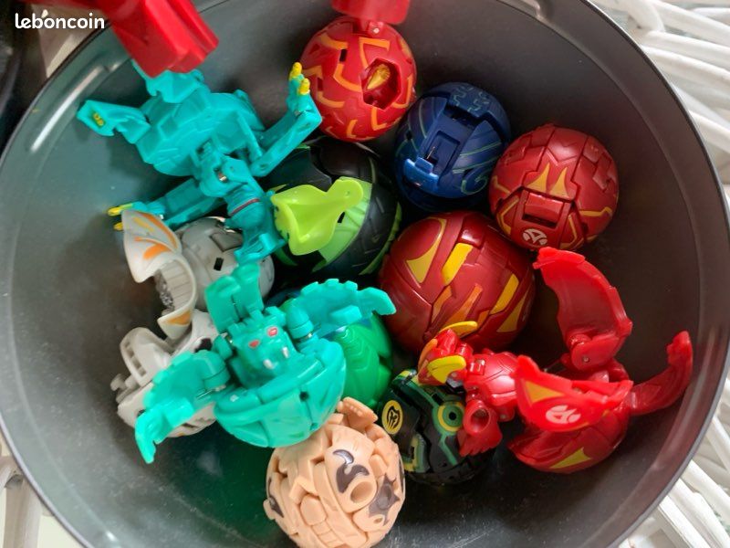 Grand lot Bakugan boules de différentes tailles cartes et boules xl de rangement (image 2)
