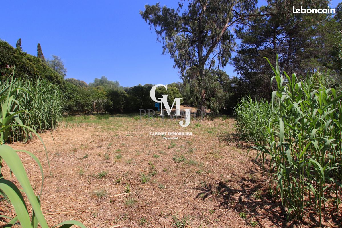Terrain 1272 m² · à Fréjus · 1 272 m² · 400 000 €