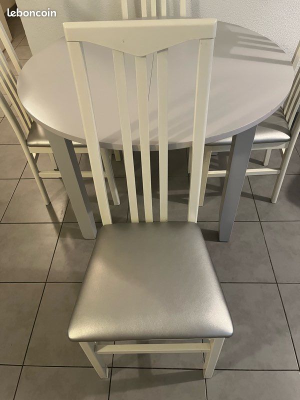 Table à manger avec 4 chaises (image 3)