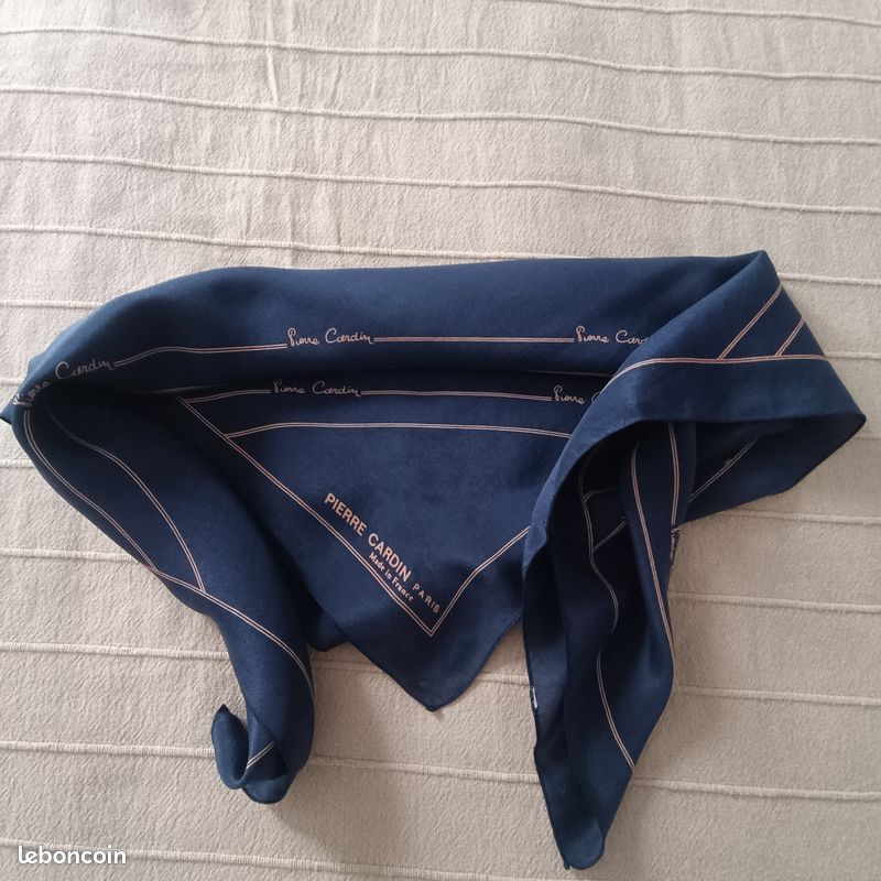 Carré Foulard Pierre Cardin Vintage (image 1)