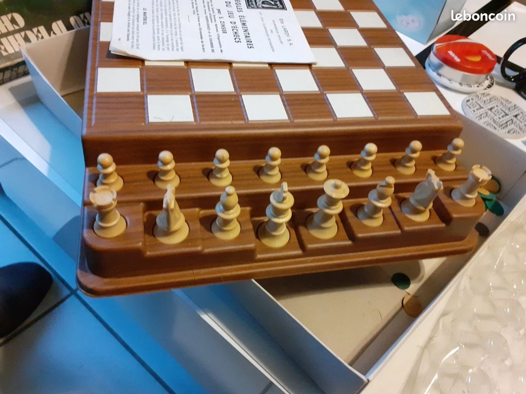 Magnifique jeu d'échecs chinois incluant un échiquier