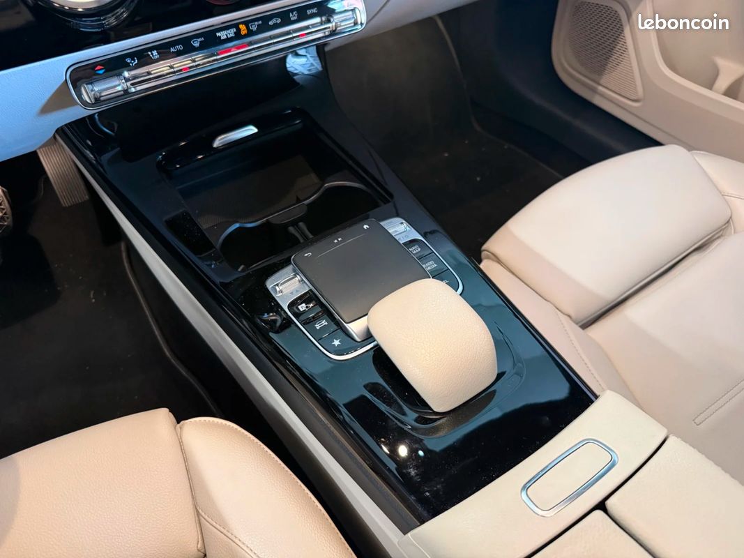 Mercedes-Benz CLASSE A Classe A 180 d 7G-DCT / APPLE CARPLAY / RÉGULATEUR / CAMÉRA / FAIBLE KM (image 28)