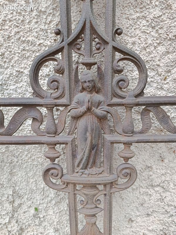 Croix crucifix calvaire religieux catholique fonte ancienne XIXeme siècle
XIXème siècle
catholique fonte ancienne
XIXème siècle (image 3)