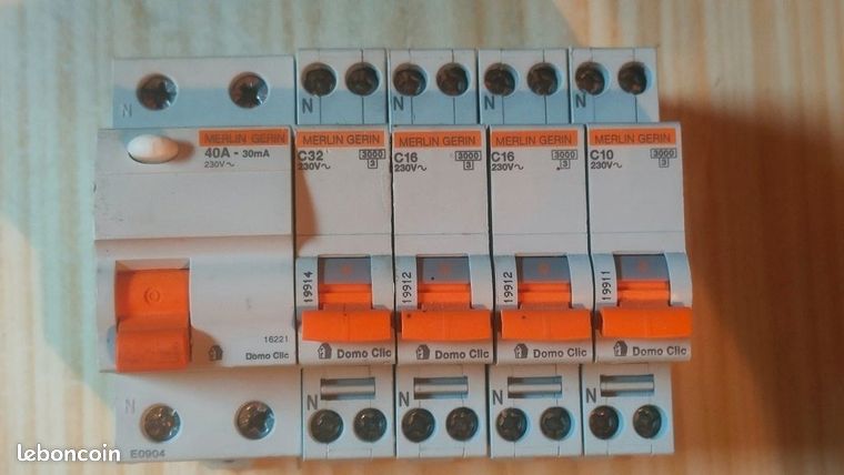 Disjoncteur Différentiel Merlin Gerin 4P 40A 30mA Courbe C - Tétrapolaire - Occasion En état De Marche