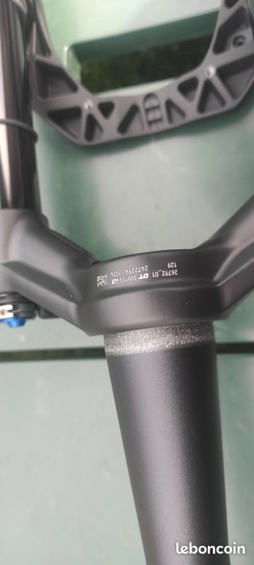 Fourche DT SWISS f232 one neuf Équipements vélos