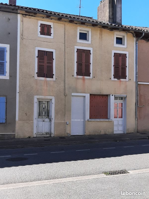 Maison 10 pièces 200 m² · à Oradour-sur-Vayres · 200 m² · 40 000 €